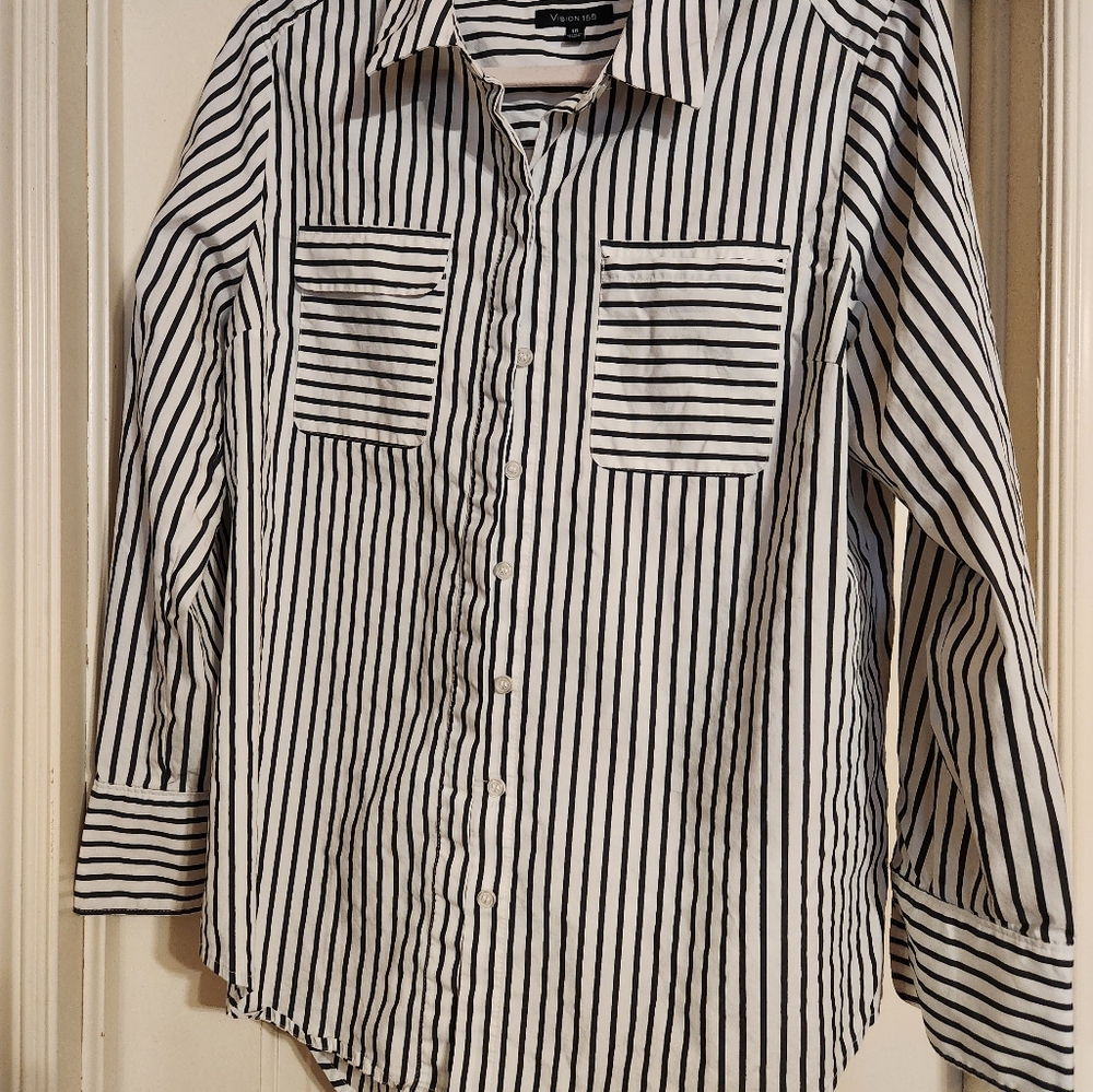 VISION 155 WOMENS BUTTON DOWN SHIRT. FITS LIKE A LARGE.